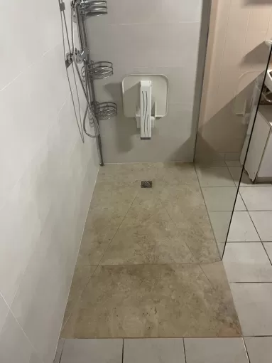 Création d'un bac de douche en un seul carreau à Dax