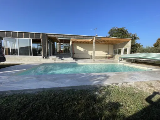 Pose de carrelage autour d'une piscine à Saint Vincent dePaul
