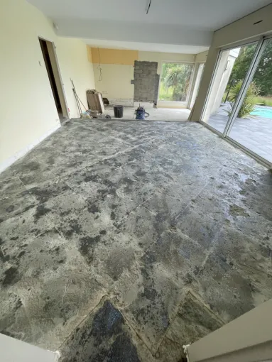 Réalisation d'un ragréage à Rivière.