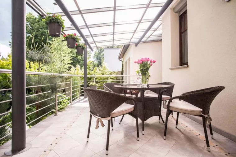 Pose de carrelage sur plots pour une terrasse dans un jardin, Dax, Delmon Daniel
