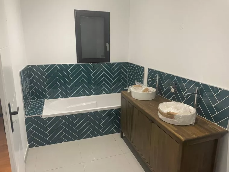 Professionnel pour pose carrelage chevron pour salle de bain, Dax, Delmon Daniel