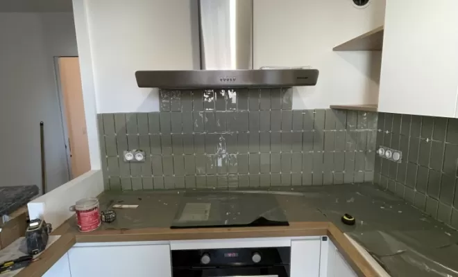 Pose d'une crédence en faïence dans une cuisine et salle de bain à Vieux Boucau.