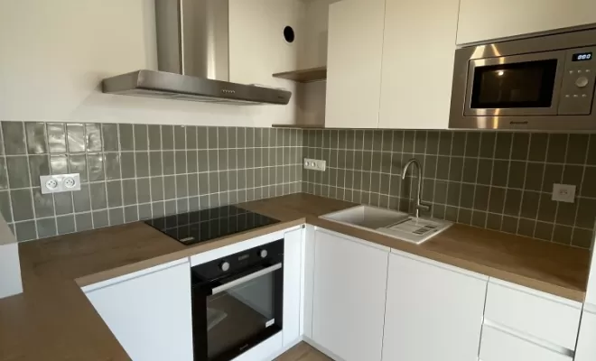 Pose d'une crédence en faïence dans une cuisine et salle de bain à Vieux Boucau.