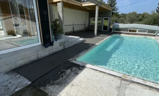 Pose de carrelage autour d'une piscine à Saint Vincent dePaul