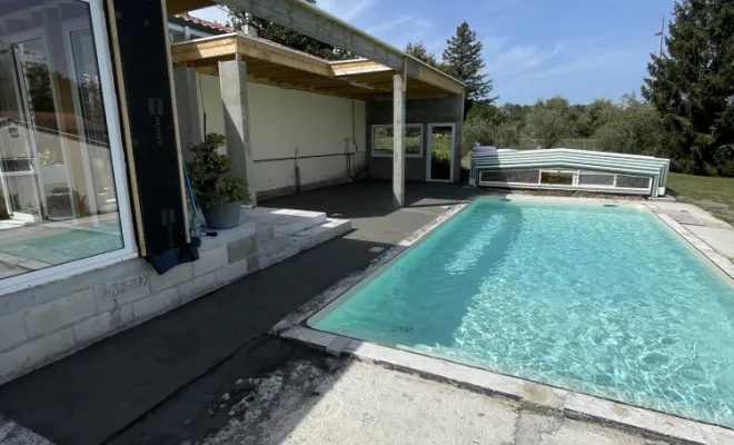 Pose de carrelage autour d'une piscine à Saint Vincent dePaul