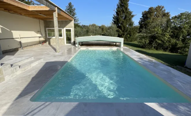 Pose de carrelage autour d'une piscine à Saint Vincent dePaul