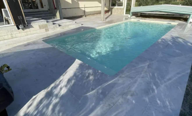 Pose de carrelage autour d'une piscine à Saint Vincent dePaul
