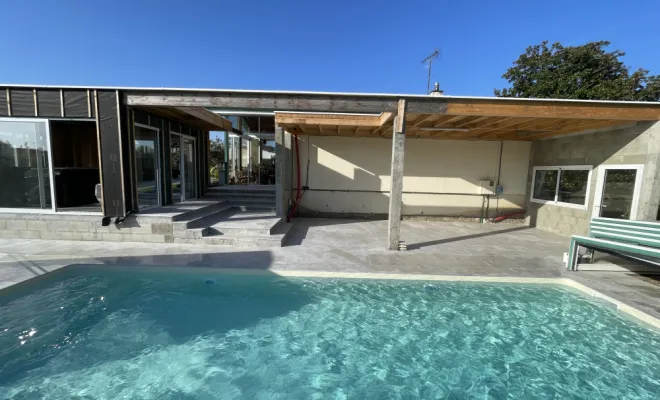 Pose de carrelage autour d'une piscine à Saint Vincent dePaul