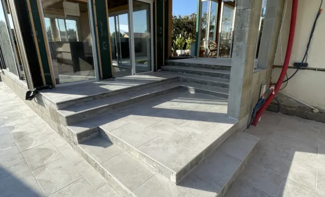 Pose de carrelage autour d'une piscine à Saint Vincent dePaul