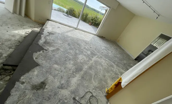 Réalisation d'un ragréage à Rivière.