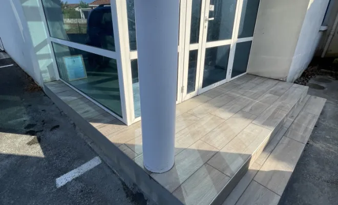 Réfection d'un seuil en carrelage à Amou.