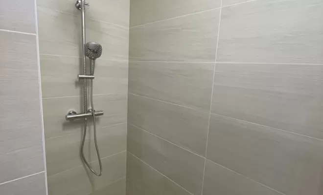 Pose de carrelage de salle de bain, Buglose, Delmon Daniel